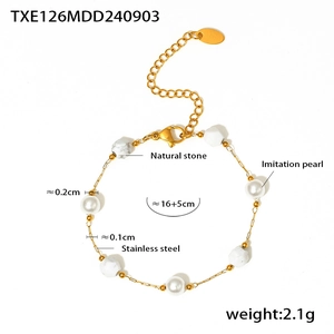 Détail du bracelet en acier inoxydable avec pierre naturelle et perles d'imitation