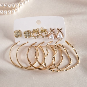 Lot de 12 boucles d'oreilles dorées élégantes avec perles et cristaux sur carte