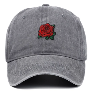 Detalle del bordado de rosa roja en gorra de béisbol de mezclilla lavada gris oscuro