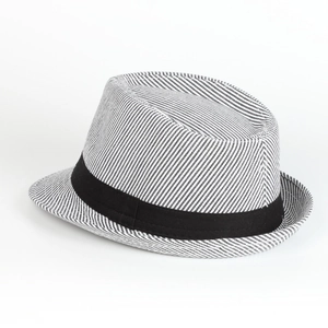 Gros plan d'un chapeau fedora en sergé rayé noir et blanc avec ruban en satin noir
