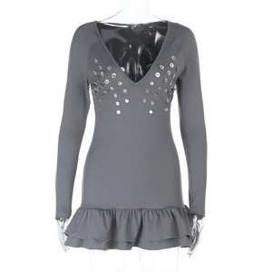 Détail de la mini-robe grise à col en V avec boutons décoratifs et ourlet volanté