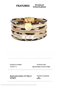 Vue détaillée du bracelet multicouche en cuir PU léopard avec perles et fermoir magnétique