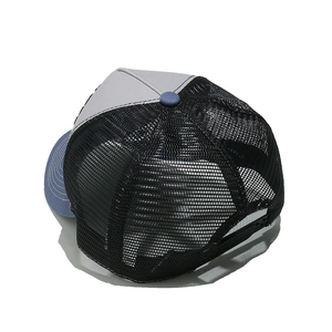 Vista posteriore di un cappello trucker a tre colori con rete nera e cinturino regolabile