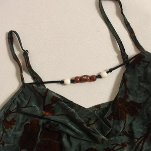 V-Ausschnitt dunkelgrünes florales Camisole mit Samttextur und Holzperlen-Details