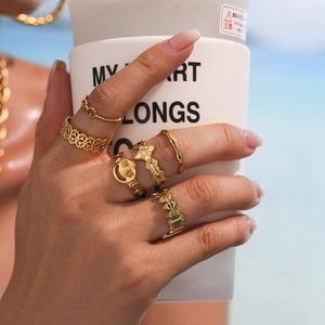 Set di anelli boho in oro inossidabile con disegni a farfalla, onde e faccine
