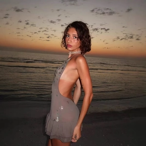 Mini abito grigio scuro con scollo all'americana, schiena scoperta e paillette chic
