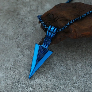 Detailansicht eines blauen 316L Edelstahl-Pfeilanhängers mit geometrischen Gravuren