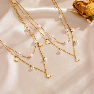 Collier double rang en acier doré avec perles blanches, pendentifs cœur et fleurs
