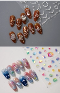 Detailweergave van 5D holografische 3D nagelstickers met schelp- en parelontwerpen