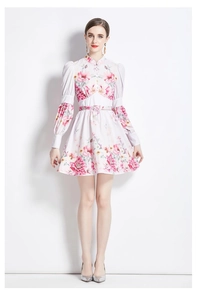 Détail d'une robe fleurie avec col montant, manches lanternes et ceinture à la taille