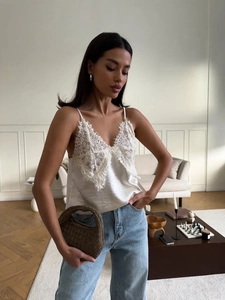 Débardeur en satin champagne avec dentelle col V et jean bleu avec sac tressé
