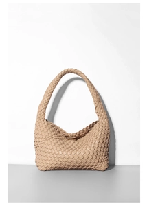 Dettaglio della borsa hobo in pelle intrecciata color albicocca con trama artigianale