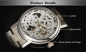 Vue macro d'une montre mécanique squelette en argent avec chiffres romains et verre