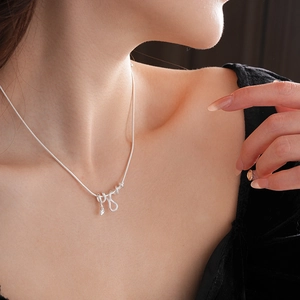 Dettaglio della collana con ciondolo a serpente d'argento e diamanti su catena