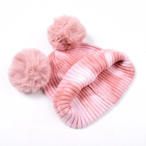 Berretto in maglia tie-dye rosa e bianco con due soffici pompon in ecopelliccia per l'inverno
