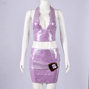 Dettaglio di completo a due pezzi in paillettes viola con crop top e minigonna con fibbia