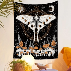 Scène chaleureuse avec tapisserie tarot papillon de lune et champignons sur mur