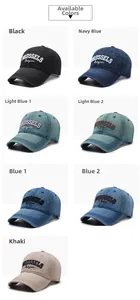 Détail des casquettes en denim délavé avec broderie Bruxelles en sept couleurs différentes
