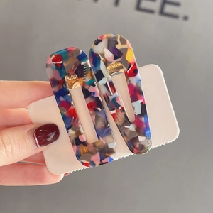 Détail de barrettes à cheveux colorées en acétate aux motifs de mosaïque vintage