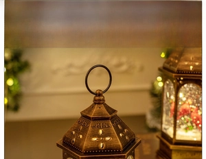 Dettaglio di lanterna natalizia vintage con finitura in bronzo e intagli decorativi