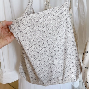 Gros plan d'un sac à bandoulière en coton gris clair avec de petits motifs floraux détaillés