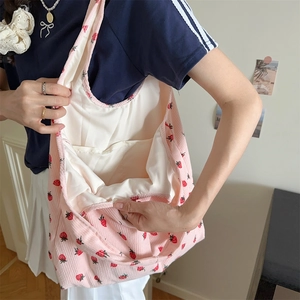 Détail intérieur du sac en velours côtelé fraise montrant la capacité et les poches de côté