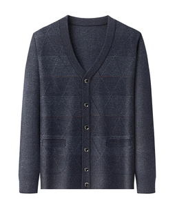 Detailansicht der dunkelgrau-blauen V-Ausschnitt Strickjacke mit Jacquard Rautenmuster