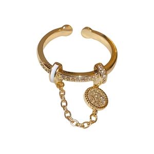 Vergoldeter Zirkonia-Ring mit Kettenglied-Quaste und rundem Pavee-Anhänger Design