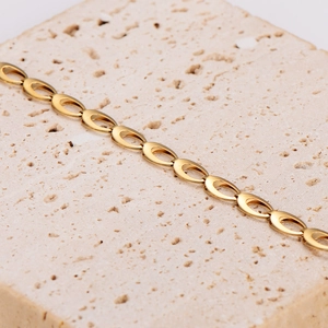 Bracciale a catena con maglie ovali in acciaio inossidabile dorato su base in pietra beige