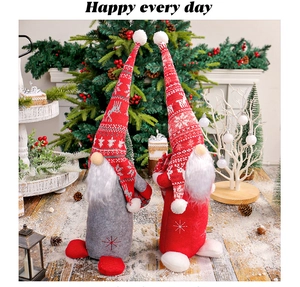 Paire de gnomes de Noël nordiques avec bonnets tricotés à rennes et barbes en peluche