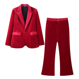 Détail de la texture velours rouge sur blazer cintré et pantalon évasé chic