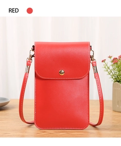 Détail du mini sac à bandoulière rouge en similicuir avec bouton pression doré sur bois