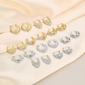 Détails de boucles d'oreilles vintage en or et argent avec sertissage de cristaux