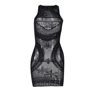 Détail de la robe moulante en résille noire avec strass brillants et motifs ajourés