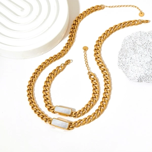 Ensemble collier et bracelet à grosse chaîne dorée avec incrustation de nacre blanche
