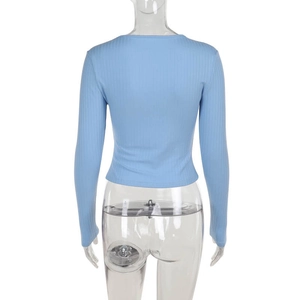 Vue arrière du haut moulant en maille côtelée bleu clair à manches longues sur mannequin
