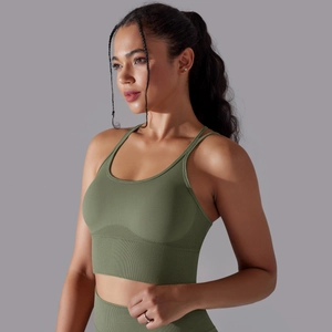 Détail du soutien-gorge de sport vert sans couture avec ourlet côtelé et maintien