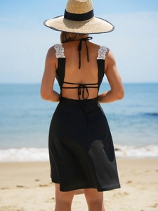 Sexy schwarzes rückenfreies Bikini-Cover-up mit weißer Spitze und Kreuzträgern