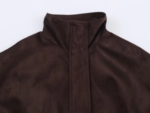Detail der dunkelbraunen Bomberjacke aus Wildleder mit Stehkragen und präzisen Nähten