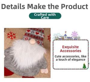 Détail d'une chaussette de Noël en toile avec un gnome en peluche et motifs de flocons