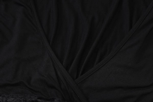 Gros plan sur le col en V noir avec dentelle d'une robe dos nu sexy pour femmes