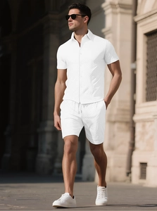 Completo estivo bianco da uomo con trama jacquard in rilievo in uno scatto lifestyle