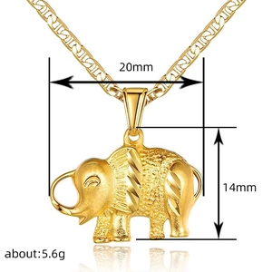 Goldene Elefanten-Halskette mit strukturierter Oberfläche und 20mm Breite auf weißem Grund