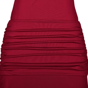 Détail du tissu rouge froncé avec des plis horizontaux sur une robe longue moulante