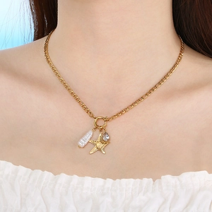 Collier en acier inoxydable doré avec étoiles, lune, perles baroques et zircons