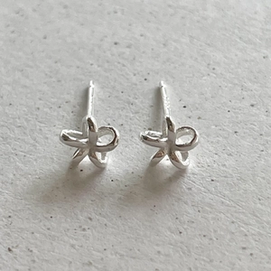 Minimalist S925 sterling silver flower stud earrings in a clean silver finish