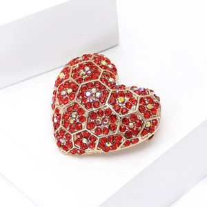 Broche cœur dorée élégante avec strass rouges et motif en nid d'abeille hexagonal