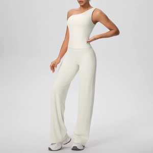 Détail de l'ensemble de yoga beige avec débardeur asymétrique et pantalon ample