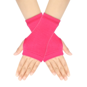 Gros plan sur les mitaines tricotées rouge rose montrant la texture douce du coton
