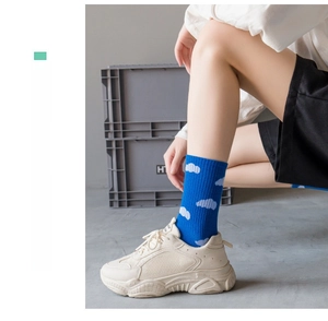 Blue cloud pattern mid-tube cotton socks for women and men, stylish casual skateboard socks.